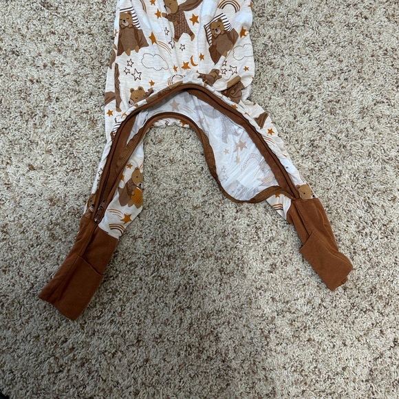 Little Sleepies Kids Unisex Onesie Beary Sleepy Crescent Zippy. Size: 12-18 Mos. - Picture 5 of 11